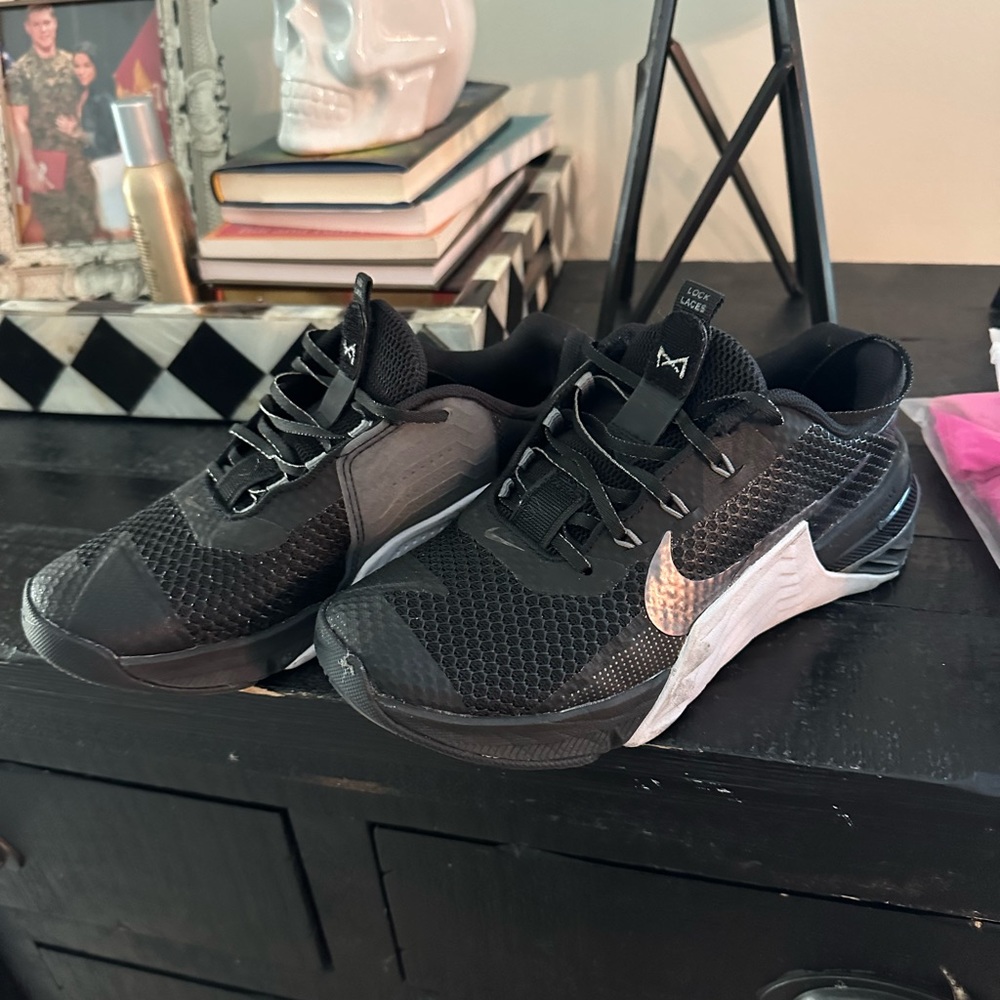 Like new Nike metcon 7’s black and white size 6.5